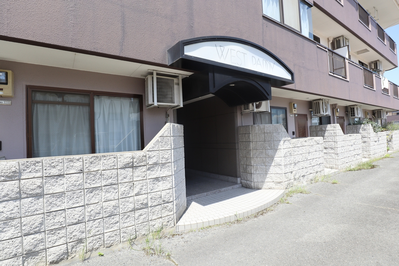 ＷＥＳＴ　ＰＡＤＤＹのエントランス