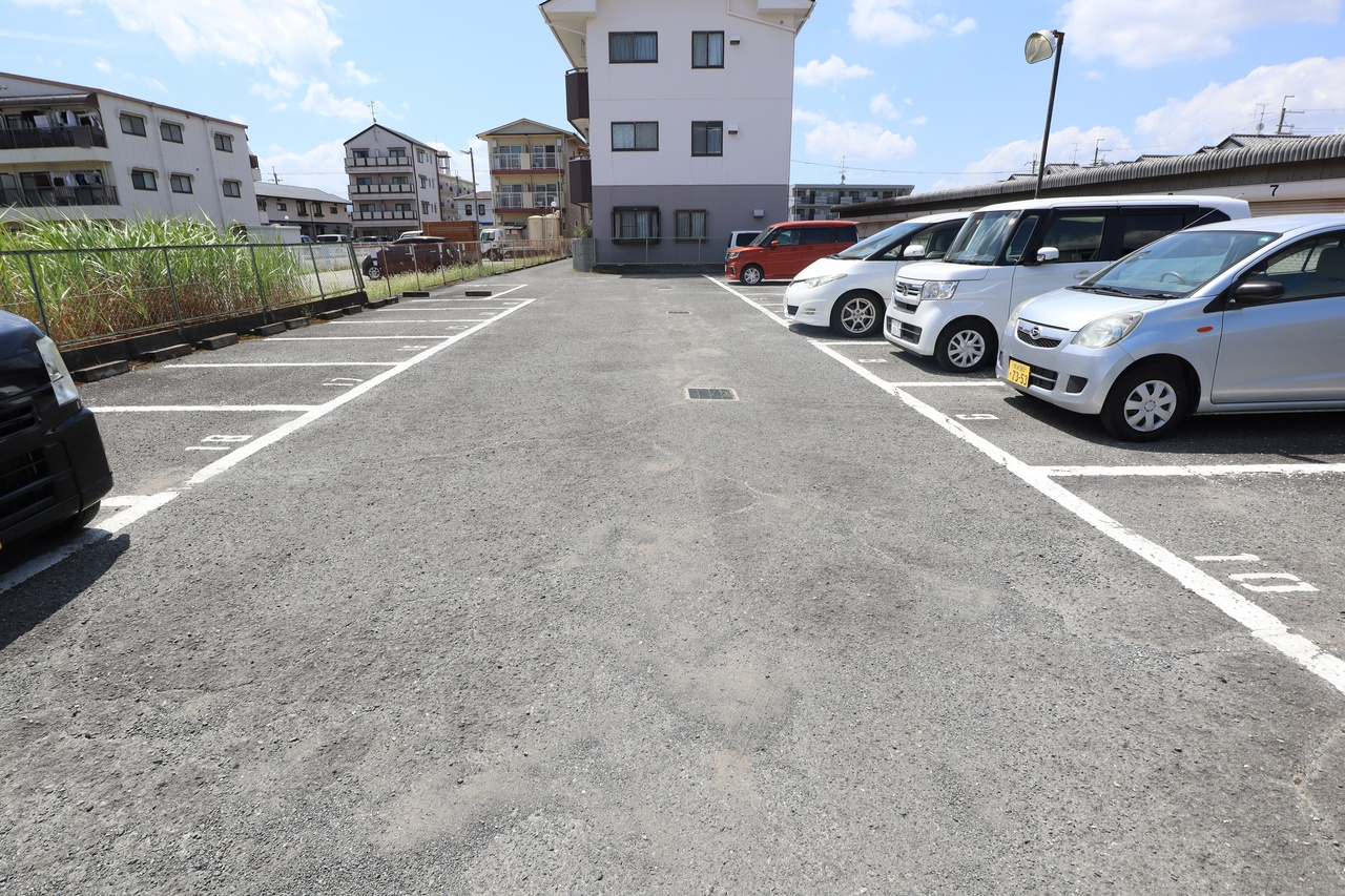 ＷＥＳＴ　ＰＡＤＤＹの駐車場