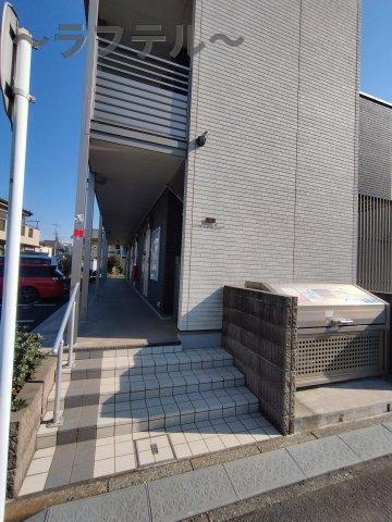 所沢市けやき台２丁目のアパートのエントランス