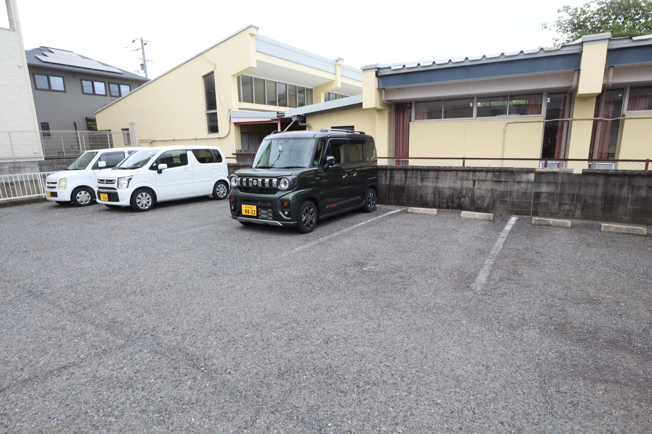 ファミール北郡山の駐車場