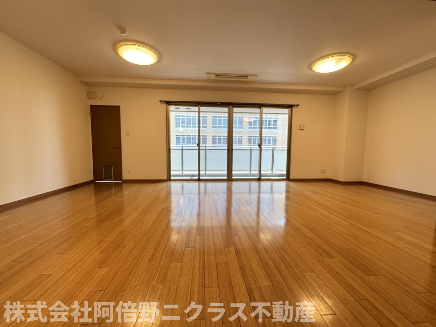クローバー・プレミア昭和町の居間・リビング