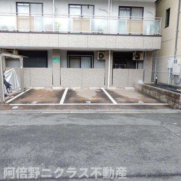 リーベン・ブリーズの駐車場