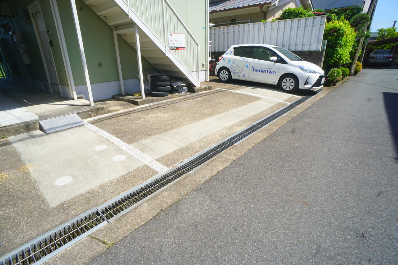 ジュネメゾンの駐車場