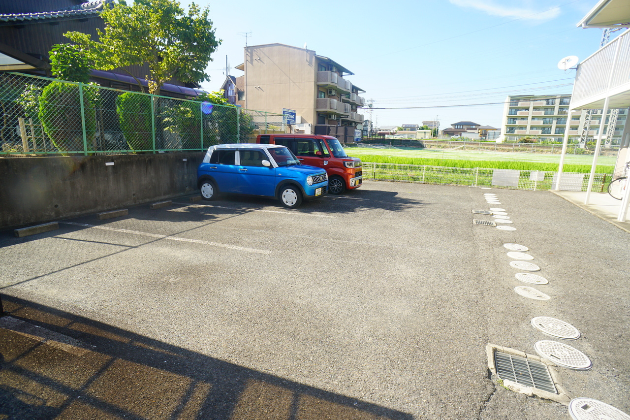奈良市西大寺新田町のアパートの駐車場