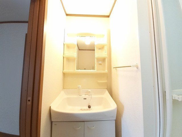 橿原市曽我町のアパートの洗面所