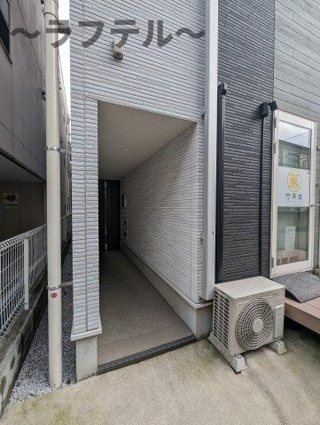 所沢市くすのき台３丁目のアパートのエントランス