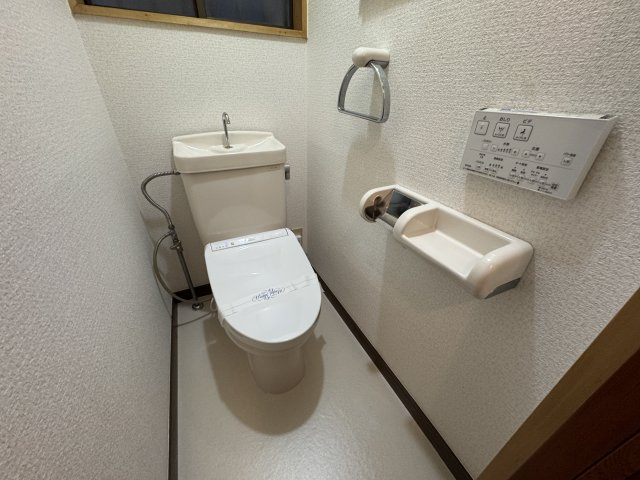 所沢市和ヶ原戸建てのトイレ|落ち着いた色調のトイレです