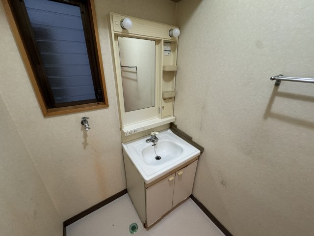 所沢市和ヶ原戸建ての独立洗面台|独立洗面台、小物を置くことができて便利です