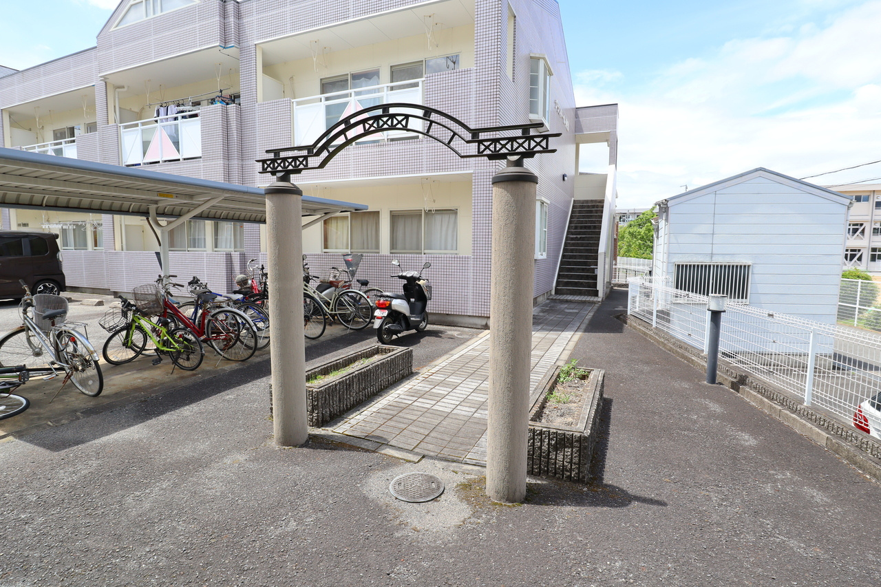 グランドール神宮のエントランス