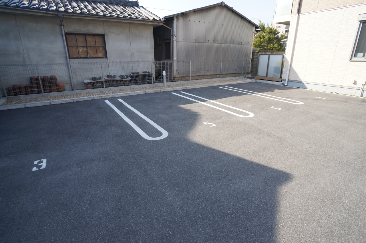 シャーメゾン東坊城の駐車場