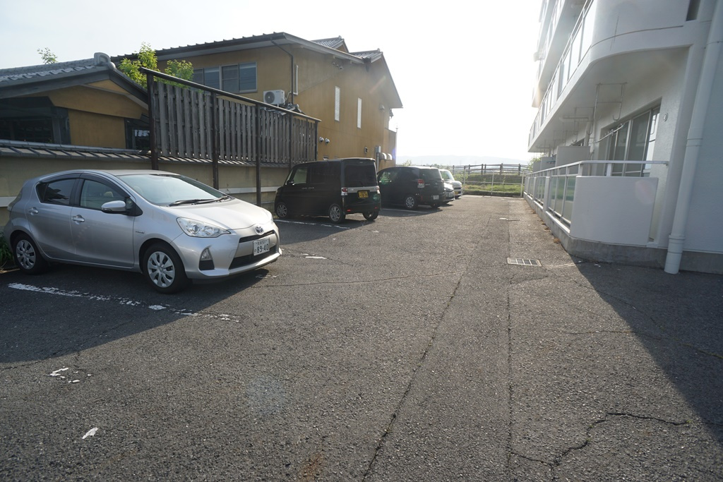 サンパレス西ノ京の駐車場