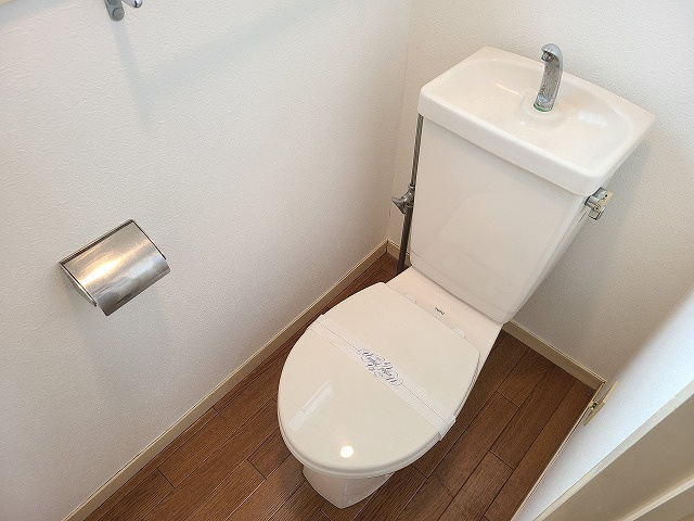 グランパール川口のトイレ|★トイレに換気用の小窓を設置しています。★