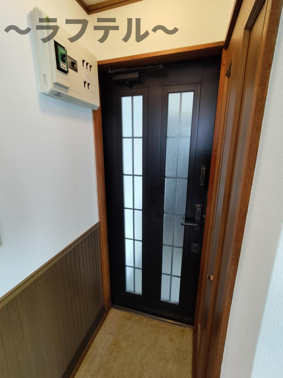 ワイケイパレスの玄関