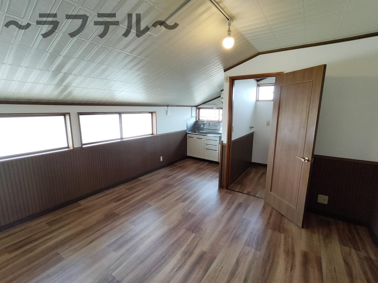 ワイケイパレスの居間・リビング