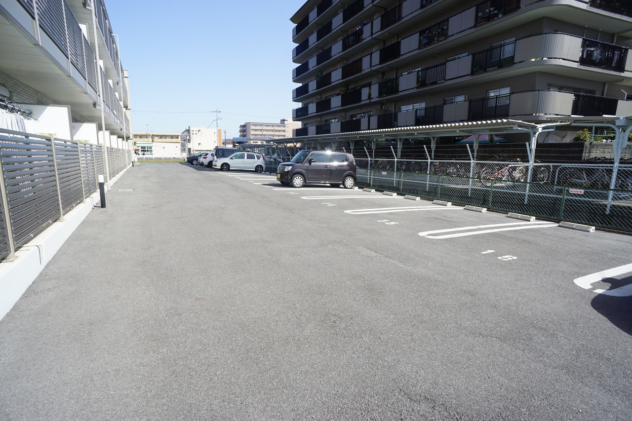 クレイノコミンチャーレドゥーエの駐車場