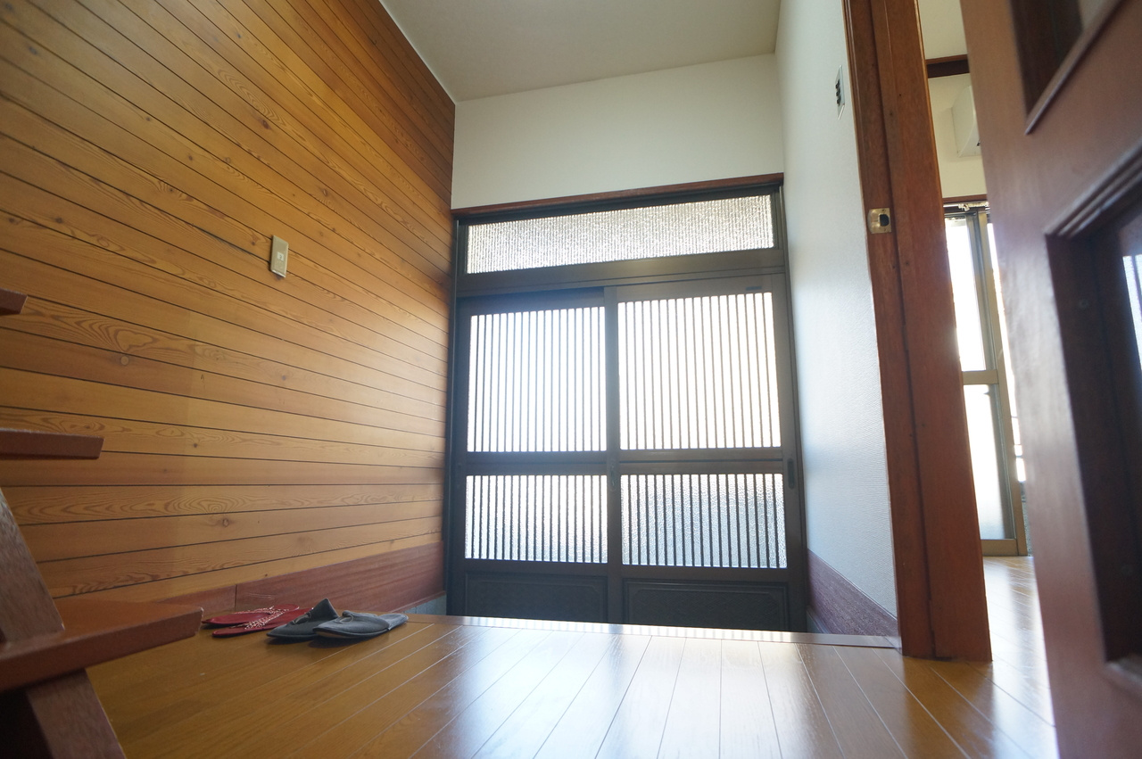あやめ池南３丁目戸建の玄関