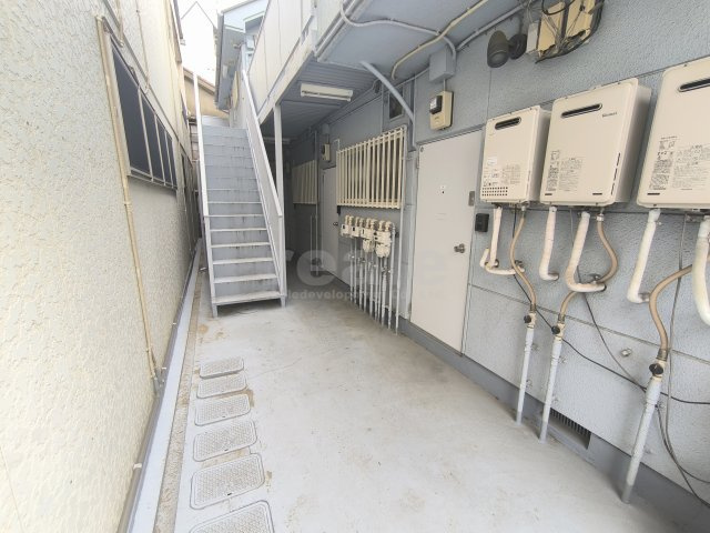 武蔵野市緑町１丁目のアパートのロビー