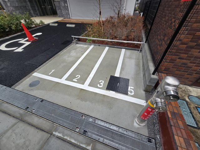 メゾンドールの駐車場