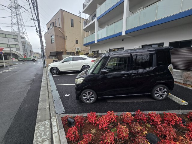 メゾンドールの駐車場