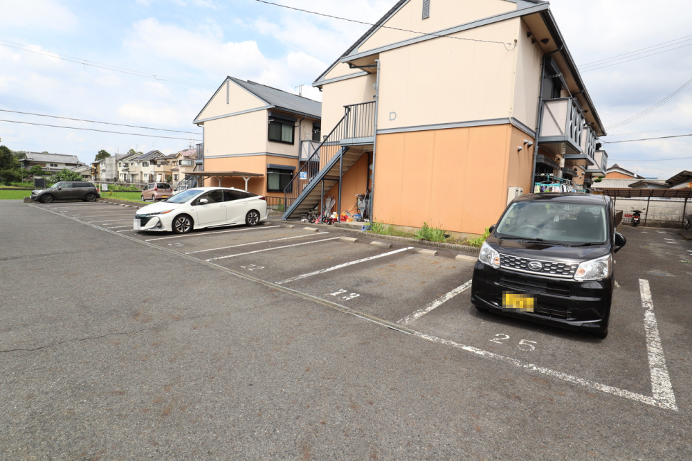 ヴィレッジ万葉Ｃ棟の駐車場
