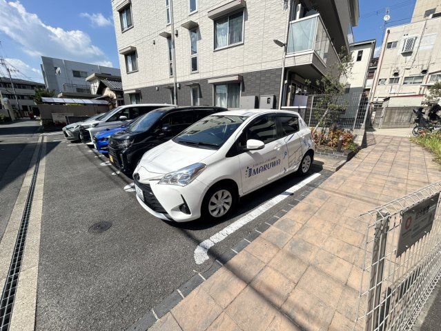 オンディーヌ富雄の駐車場