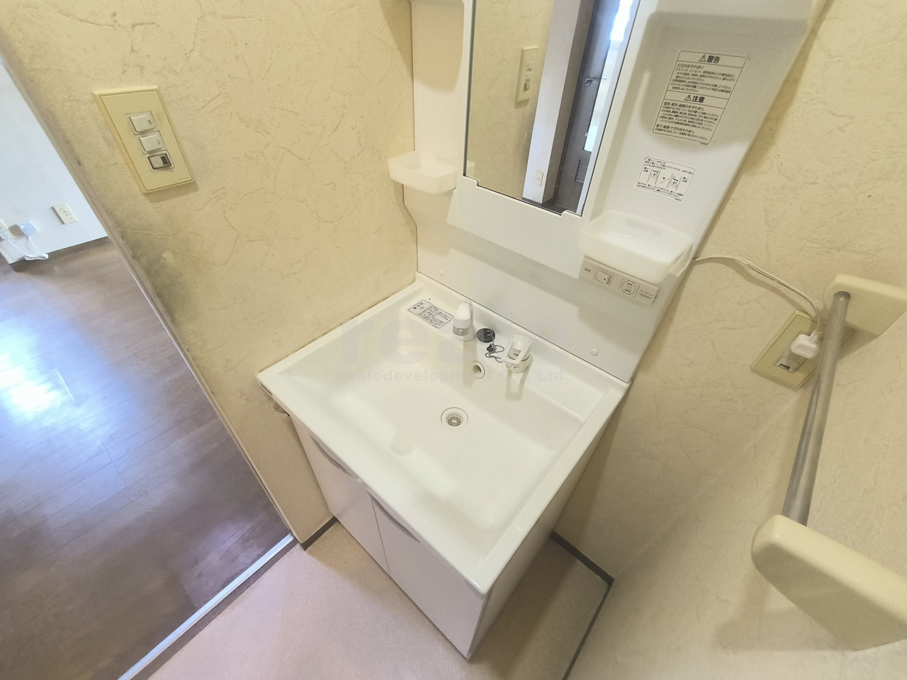 三鷹市中原３丁目のアパートの洗面所