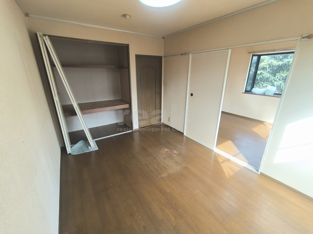 三鷹市中原３丁目のアパートの洋室