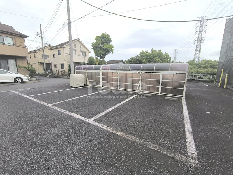 三鷹市中原３丁目のアパートの駐車場