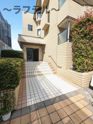 所沢市美原町１丁目の賃貸マンションのエントランス
