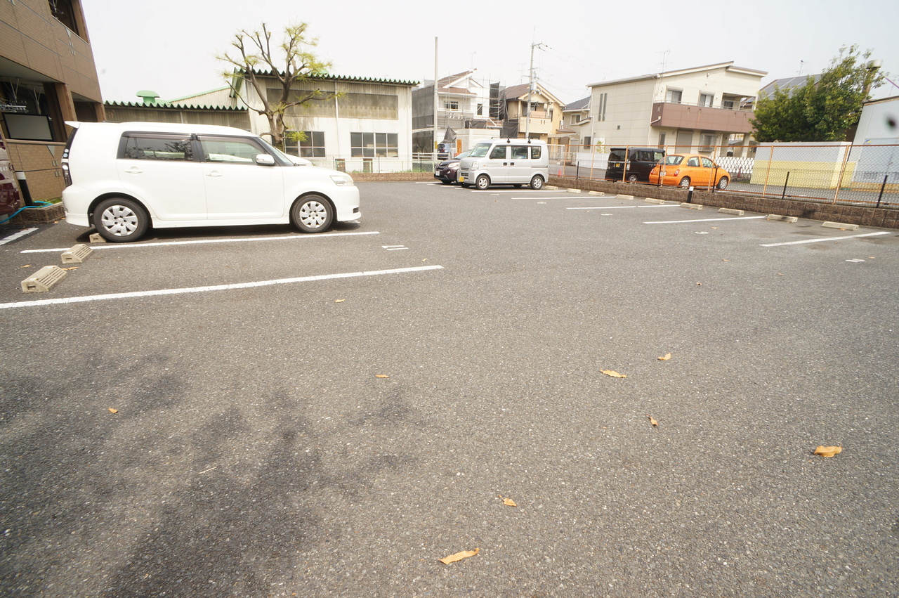 オーエム八千代北の駐車場