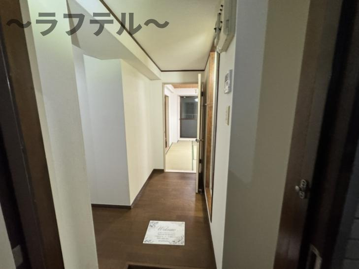 b’CASA新狭⼭re-bornの玄関