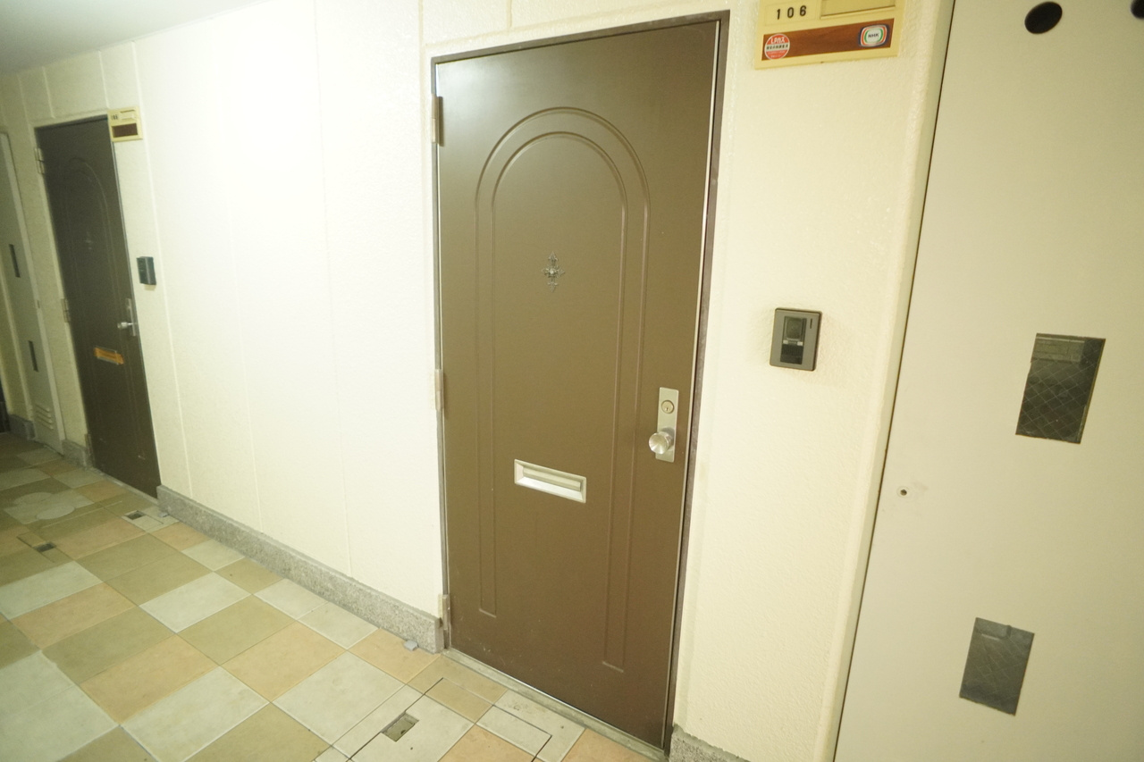 リッチヒル富雄の玄関