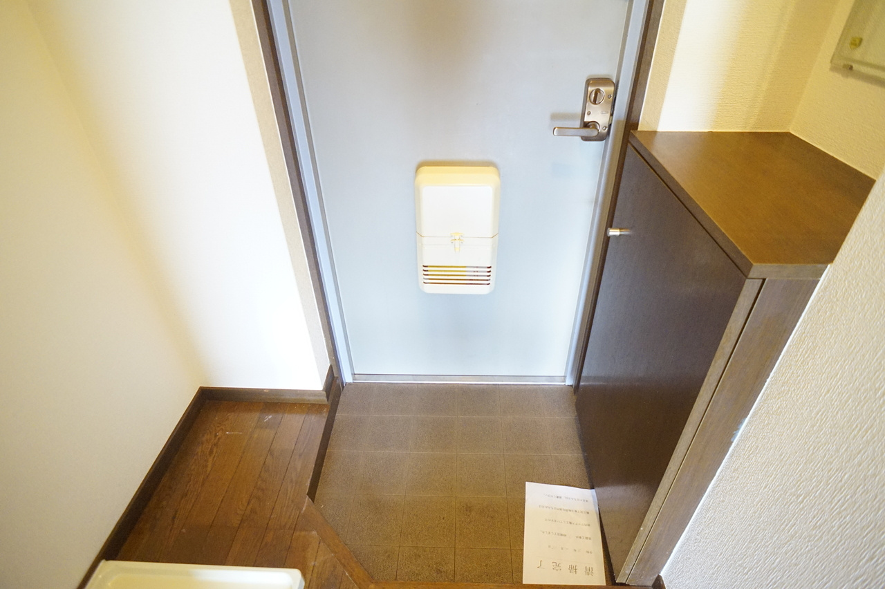 シティパレス生駒谷田町P7の玄関