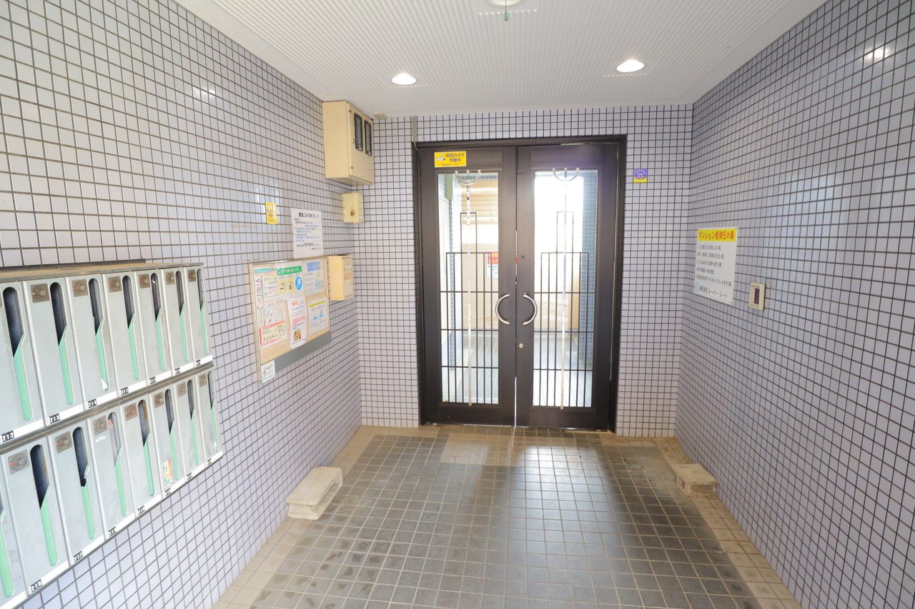 シティパレス生駒谷田町P7のエントランス