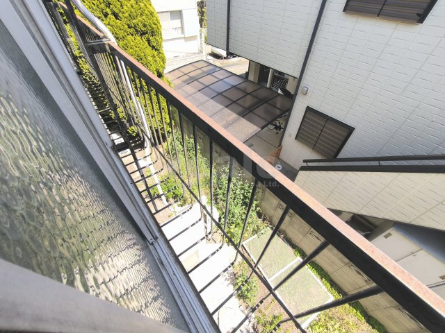 杉並区西荻北１丁目のアパートのバルコニー