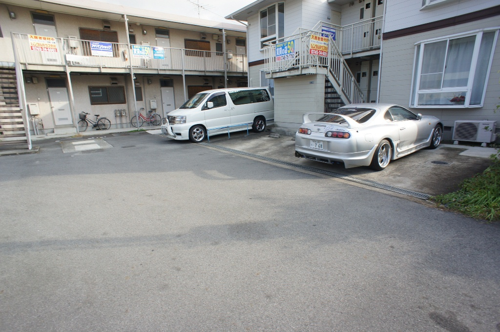 モンメゾンいかるがの駐車場