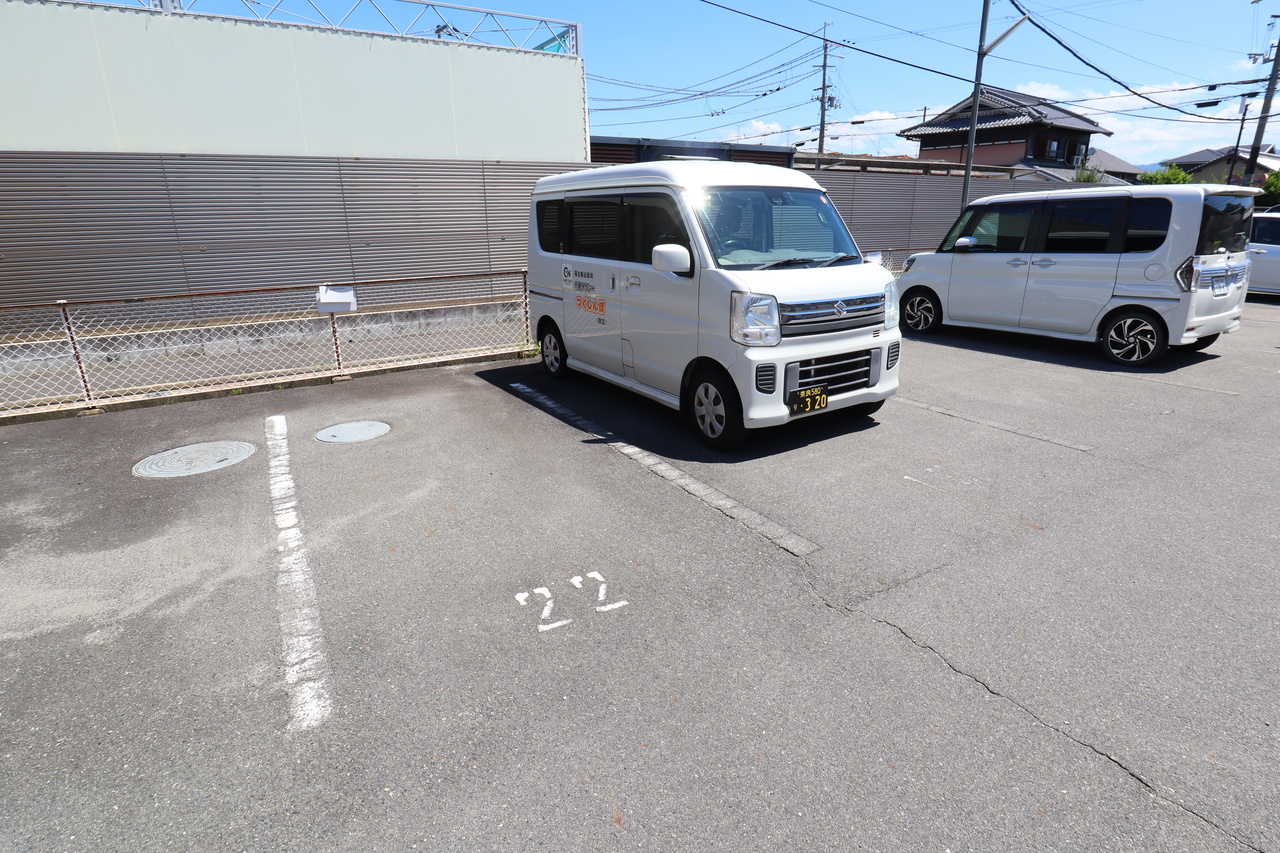 サンモールpartⅡの駐車場