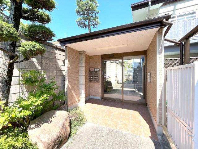 コンフォール雲井のエントランス|落ち着いたエントランスです
