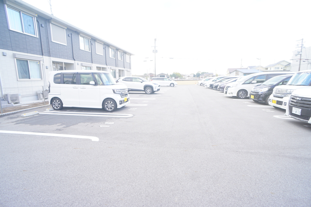 ルミエールかみやの駐車場