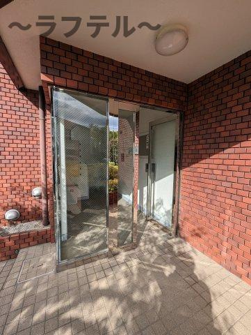 所沢市小手指町１丁目の賃貸マンションのエントランス