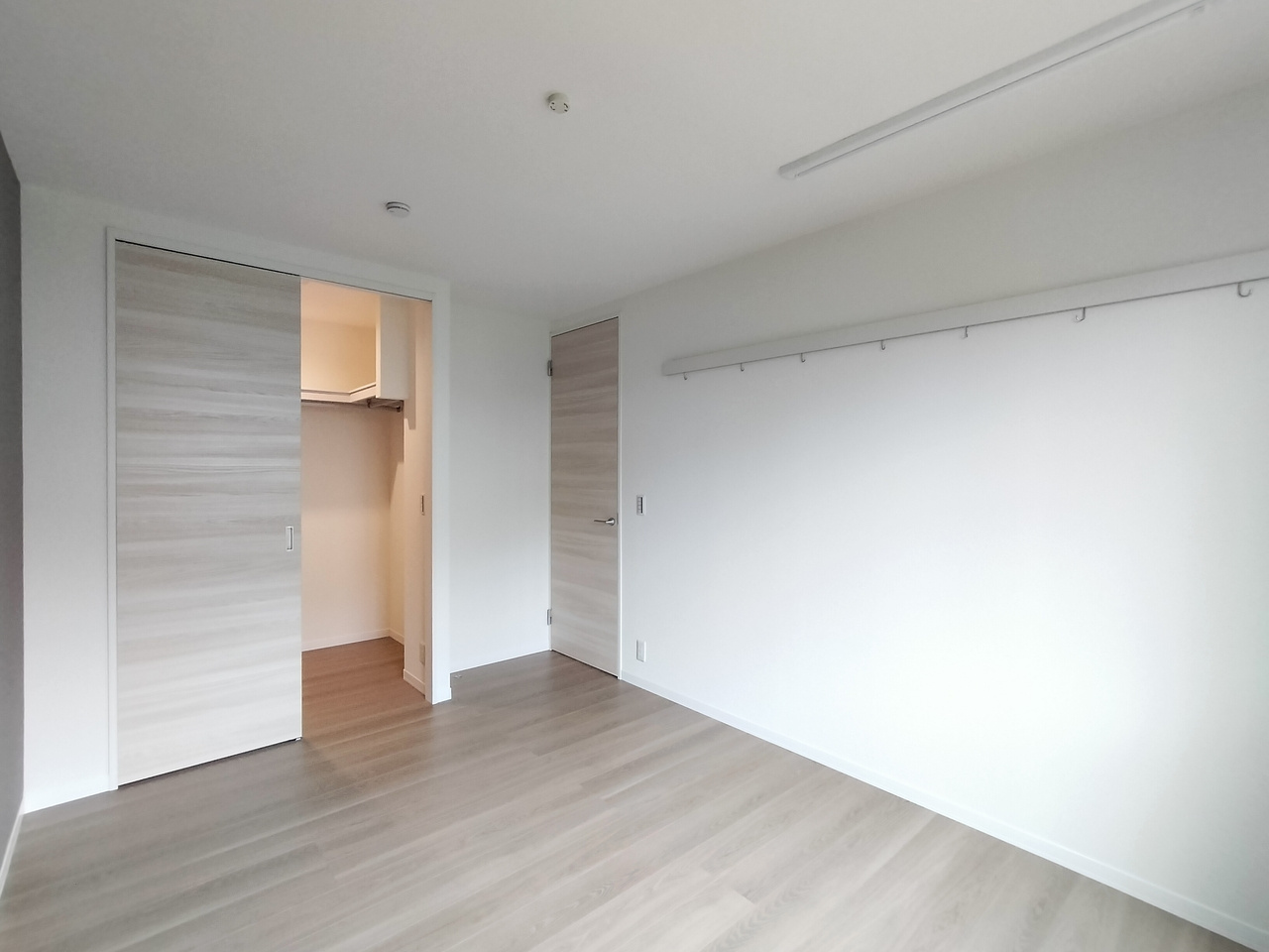 奈良市六条西１丁目のアパートの洋室