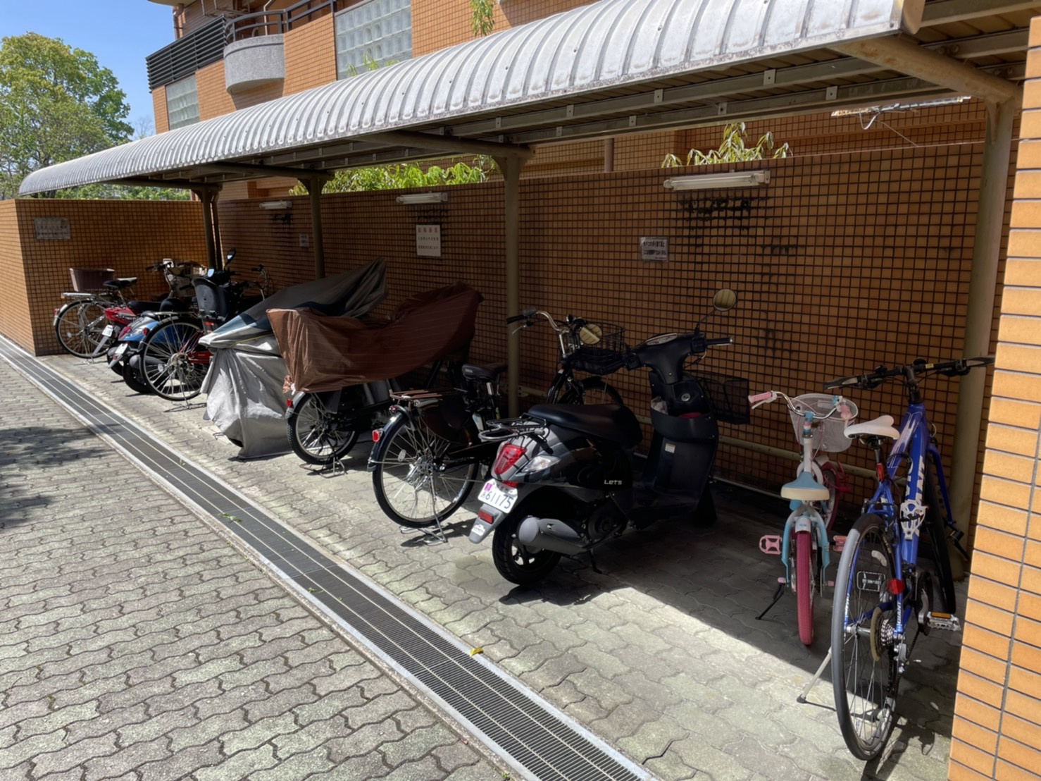 ｉｏ学園前ＩＶの駐車場