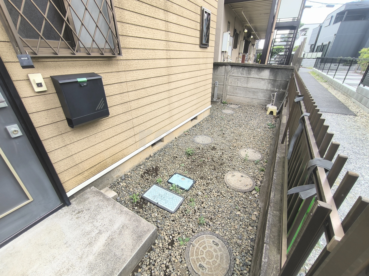 三鷹市牟礼１丁目のアパートのエントランス