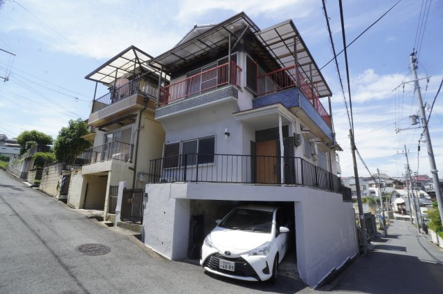 上牧町米山台戸建の駐車場