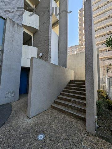 所沢市寿町の賃貸マンションのエントランス