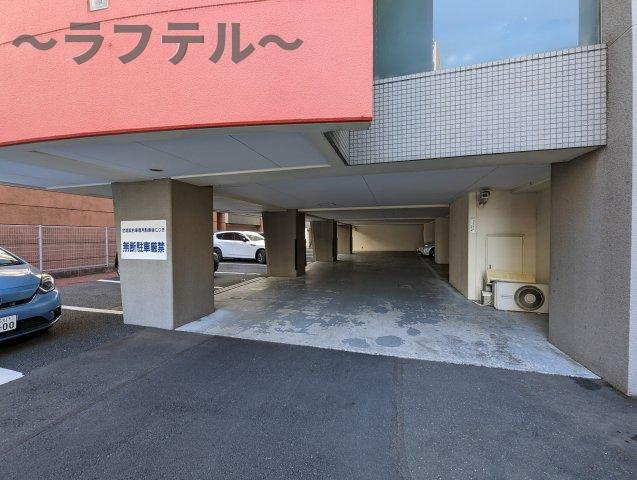所沢市寿町の賃貸マンションの駐車場