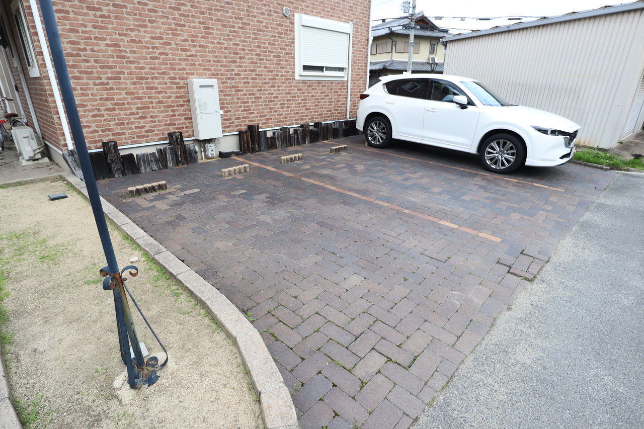 ベルカーサＥ棟の駐車場