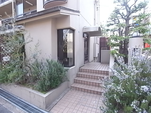 ラフォーレ学園前のエントランス