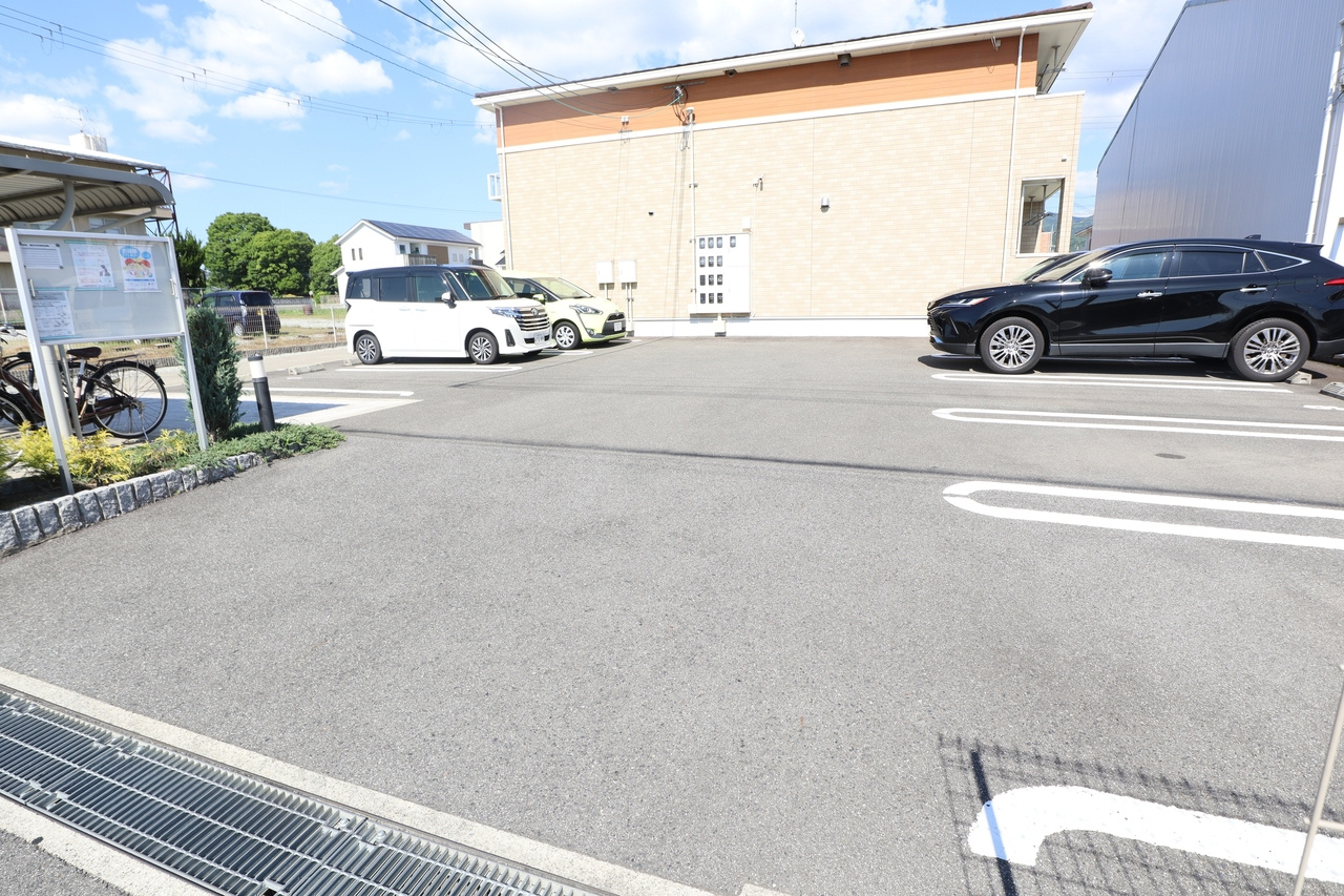ハッピーハイツの駐車場