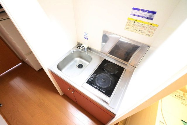 レオパレスサンメゾンのキッチン|電気コンロが２口。